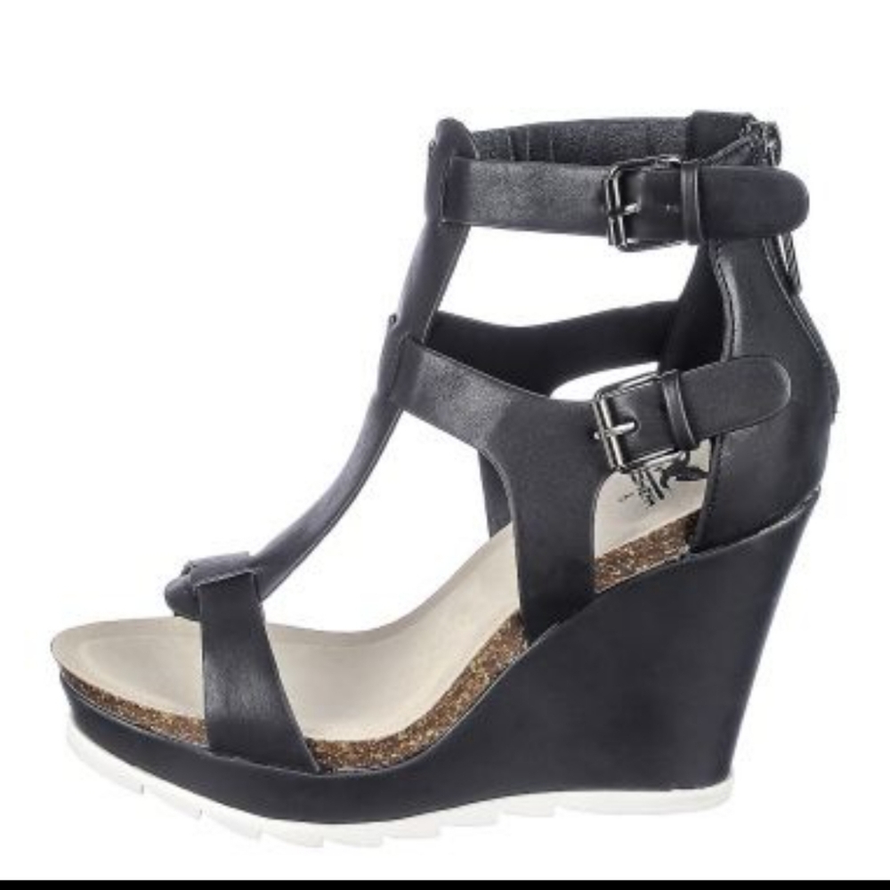 Black leather buckle detailed t-strap wedges